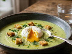 Feine cremige Zucchini-Kartoffel-Suppe mit pochiertem Ei Feine cremige Zucchini-Kartoffel-Suppe mit pochiertem Ei