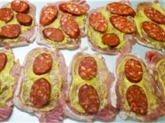 Schweineschnitzel „unter der Decke“: Saftiges Fleisch mit Räucherkäse und Wurst Schweinerücken überbacken mit Sahne, Käse und Wurst: Saftige Schnitzel ohne Panade