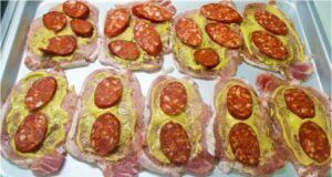 Schweineschnitzel „unter der Decke“: Saftiges Fleisch mit Räucherkäse und Wurst Schweinerücken überbacken mit Sahne, Käse und Wurst: Saftige Schnitzel ohne Panade
