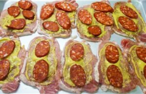 Schweineschnitzel „unter der Decke“: Saftiges Fleisch mit Räucherkäse und Wurst Schweinerücken überbacken mit Sahne, Käse und Wurst: Saftige Schnitzel ohne Panade