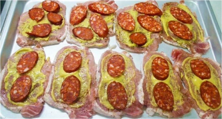 Schweineschnitzel „unter der Decke“: Saftiges Fleisch mit Räucherkäse und Wurst