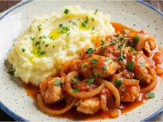 Hähnchenbrust mit Zwiebeln und Knoblauch: Schnelles Pfannen- oder Ofengericht Hähnchenbrust mit Zwiebeln und Sojasauce – schnelles Ofengericht