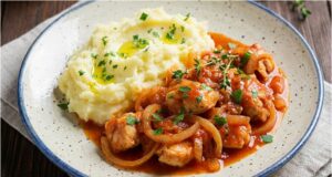Hähnchenbrust mit Zwiebeln und Knoblauch: Schnelles Pfannen- oder Ofengericht Hähnchenbrust mit Zwiebeln und Sojasauce – schnelles Ofengericht