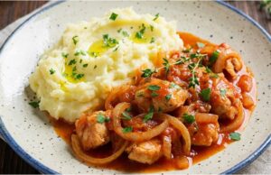 Hähnchenbrust mit Zwiebeln und Knoblauch: Schnelles Pfannen- oder Ofengericht Hähnchenbrust mit Zwiebeln und Sojasauce – schnelles Ofengericht