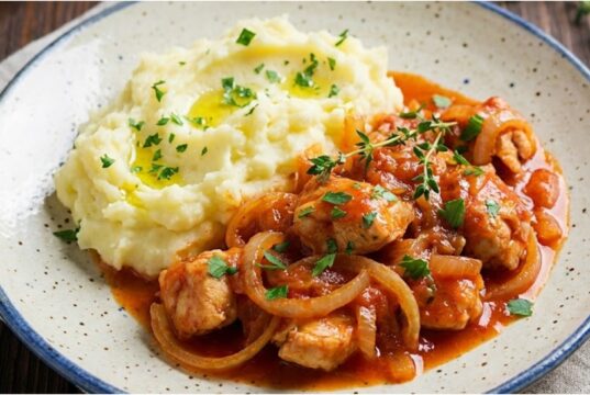 Hähnchenbrust mit Zwiebeln und Knoblauch: Schnelles Pfannen- oder Ofengericht Hähnchenbrust mit Zwiebeln und Sojasauce – schnelles Ofengericht