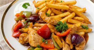 Blitzschnelle Hähnchenpfanne mit Honig und Chili: Saftiges Minuten-Gericht voller Farben Hähnchenpfanne mit Gemüse und Sweet Chili: Schnelles Gericht voller Geschmack
