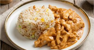 Hervorragende Hähnchenstreifen mit Knoblauch und Gemüsereis Hähnchenstreifen in feiner Knoblauchsauce mit buntem Reis – schnelles und günstiges Familienessen