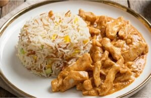 Hervorragende Hähnchenstreifen mit Knoblauch und Gemüsereis Hähnchenstreifen in feiner Knoblauchsauce mit buntem Reis – schnelles und günstiges Familienessen