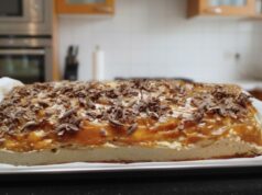 Luxuriöse Karamellschnitten vom Blech: Cremiges Dessert mit Blitz-Zubereitung, das auf der Zunge zergeht Karamell-Pudding-Dessert.