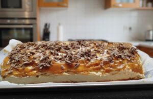 Luxuriöse Karamellschnitten vom Blech: Cremiges Dessert mit Blitz-Zubereitung, das auf der Zunge zergeht Karamell-Pudding-Dessert.