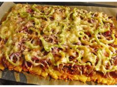 Vergessen Sie das Stehen am Herd: Riesiger Kartoffelpuffer vom Blech mit Speck und Käse – knusprig ganz ohne Braten Belegter Kartoffelpuffer vom Blech ohne Mehl – schnelles und sättigendes Mittagessen vom Blech