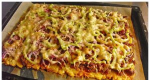 Vergessen Sie das Stehen am Herd: Riesiger Kartoffelpuffer vom Blech mit Speck und Käse – knusprig ganz ohne Braten Belegter Kartoffelpuffer vom Blech ohne Mehl – schnelles und sättigendes Mittagessen vom Blech