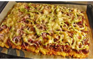Vergessen Sie das Stehen am Herd: Riesiger Kartoffelpuffer vom Blech mit Speck und Käse – knusprig ganz ohne Braten Belegter Kartoffelpuffer vom Blech ohne Mehl – schnelles und sättigendes Mittagessen vom Blech