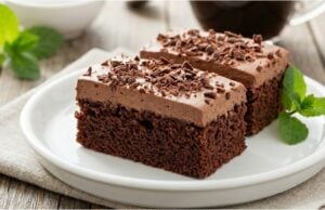 Kein Wiegen, kein Abwasch: Schneller Kefirkuchen mit Schokoladencreme – so weich wie ein Wölkchen Kefirkuchen mit Sauerrahm und Schokolade: Extrem saftiges Gebäck in 30 Minuten
