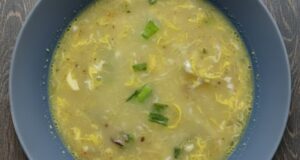 Ausgezeichnete angebratene Kümmelsuppe mit Ei: Ein wärmender Klassiker, der die Seele streichelt Ehrliche Kümmelsuppe mit Ei und Nudeln – traditionelle tschechische Klassik