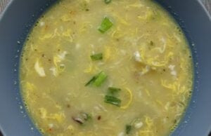 Ausgezeichnete angebratene Kümmelsuppe mit Ei: Ein wärmender Klassiker, der die Seele streichelt Ehrliche Kümmelsuppe mit Ei und Nudeln – traditionelle tschechische Klassik