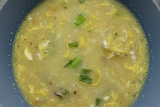 Ausgezeichnete angebratene Kümmelsuppe mit Ei: Ein wärmender Klassiker, der die Seele streichelt Ehrliche Kümmelsuppe mit Ei und Nudeln – traditionelle tschechische Klassik