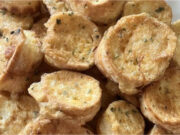 Knusprige Käseringe aus Brötchen: Blitzschnelles Abendessen im Ei Knusprige Käseringe aus Brötchen: Blitzschnelles Abendessen im Ei