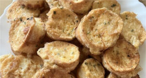 Knusprige Käseringe aus Brötchen: Blitzschnelles Abendessen im Ei Knusprige Käseringe aus Brötchen: Blitzschnelles Abendessen im Ei