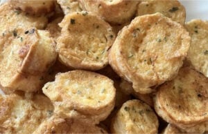 Knusprige Käseringe aus Brötchen: Blitzschnelles Abendessen im Ei Knusprige Käseringe aus Brötchen: Blitzschnelles Abendessen im Ei