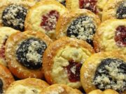 Bereiten Sie diese köstlichen schnellen Küchlein aus hefefreiem Teig zu Hefefreie Küchlein mit Quark und Pflaumenmus – sofort fertig, zart und saftig