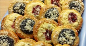 Bereiten Sie diese köstlichen schnellen Küchlein aus hefefreiem Teig zu Hefefreie Küchlein mit Quark und Pflaumenmus – sofort fertig, zart und saftig