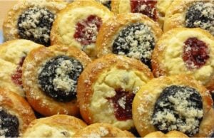 Bereiten Sie diese köstlichen schnellen Küchlein aus hefefreiem Teig zu Hefefreie Küchlein mit Quark und Pflaumenmus – sofort fertig, zart und saftig