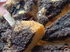 Löffel-Blitzkuchen mit Obst und Mohn: Flaumiges, moosiges Dessert ohne Wiegen Löffel-Blitzkuchen mit Obst und Mohn – moosig-lockerer Kuchen ohne Wiegen