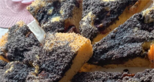 Löffel-Blitzkuchen mit Obst und Mohn: Flaumiges, moosiges Dessert ohne Wiegen Löffel-Blitzkuchen mit Obst und Mohn – moosig-lockerer Kuchen ohne Wiegen
