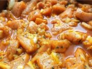 Rezept für marinierte Schweinefleischstreifen mit Curry und Senf: Zartes Fleisch, das auf der Zunge zergeht Saftige Schweinefleischstreifen in Marinade mit Curry und Senf