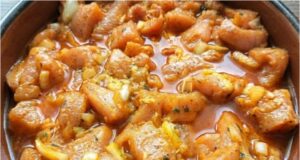 Rezept für marinierte Schweinefleischstreifen mit Curry und Senf: Zartes Fleisch, das auf der Zunge zergeht Saftige Schweinefleischstreifen in Marinade mit Curry und Senf