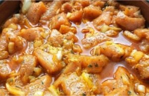 Rezept für marinierte Schweinefleischstreifen mit Curry und Senf: Zartes Fleisch, das auf der Zunge zergeht Saftige Schweinefleischstreifen in Marinade mit Curry und Senf