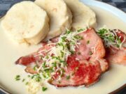Echte Meerrettichsoße mit geräuchertem Schweinenacken und hausgemachtem Semmelknödel Meerrettichsoße mit geräuchertem Schweinenacken und hausgemachtem Knödel – echte Klassiker