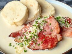 Echte Meerrettichsoße mit geräuchertem Schweinenacken und hausgemachtem Semmelknödel Meerrettichsoße mit geräuchertem Schweinenacken und hausgemachtem Knödel – echte Klassiker
