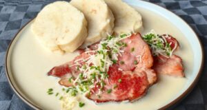 Echte Meerrettichsoße mit geräuchertem Schweinenacken und hausgemachtem Semmelknödel Meerrettichsoße mit geräuchertem Schweinenacken und hausgemachtem Knödel – echte Klassiker