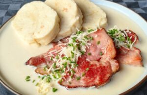 Echte Meerrettichsoße mit geräuchertem Schweinenacken und hausgemachtem Semmelknödel Meerrettichsoße mit geräuchertem Schweinenacken und hausgemachtem Knödel – echte Klassiker