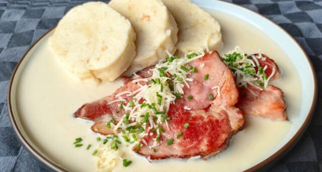 meerrettichsosse Meerrettichsoße mit geräuchertem Schweinenacken und hausgemachtem Knödel – echte Klassiker