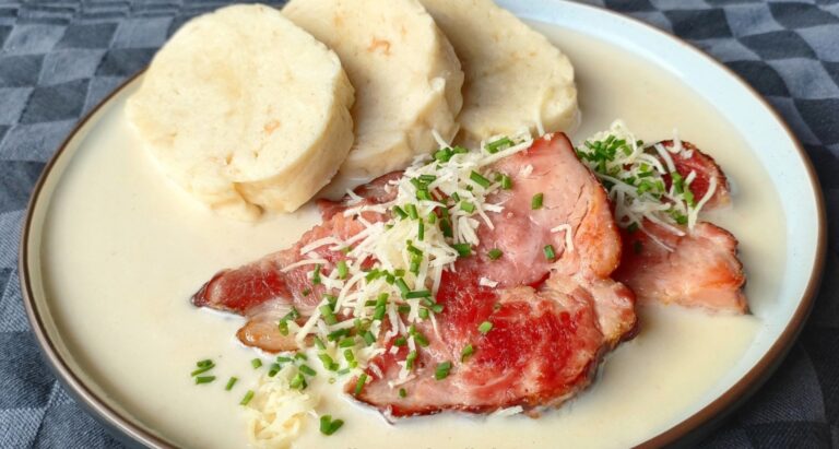 Echte Meerrettichsoße mit geräuchertem Schweinenacken und hausgemachtem Semmelknödel
