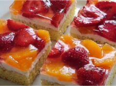 Frischer Biskuit mit Mascarpone, Obst und Gelee: Ein leichter Nachtisch zum Verlieben Sommerlicher Mascarpone-Kuchen mit Erdbeeren und Pfirsichen – saftiger Biskuit mit heißem Wasser Trick
