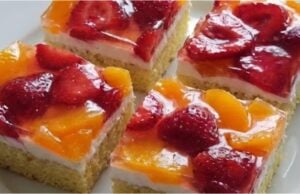 Frischer Biskuit mit Mascarpone, Obst und Gelee: Ein leichter Nachtisch zum Verlieben Sommerlicher Mascarpone-Kuchen mit Erdbeeren und Pfirsichen – saftiger Biskuit mit heißem Wasser Trick