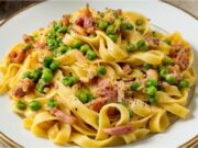 Blitzschnelle Pasta mit Sauerrahm, knusprigem Speck und Käse Cremige Pasta mit Sauerrahm, Speck und Cherrytomaten – schnelles Abendessen in 15 Minuten