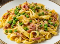 Blitzschnelle Pasta mit Sauerrahm, knusprigem Speck und Käse Cremige Pasta mit Sauerrahm, Speck und Cherrytomaten – schnelles Abendessen in 15 Minuten