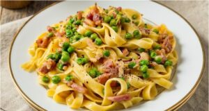 Blitzschnelle Pasta mit Sauerrahm, knusprigem Speck und Käse Cremige Pasta mit Sauerrahm, Speck und Cherrytomaten – schnelles Abendessen in 15 Minuten