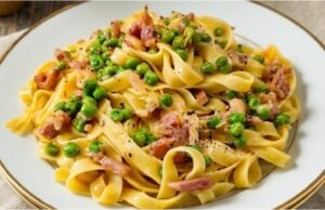 Blitzschnelle Pasta mit Sauerrahm, knusprigem Speck und Käse Cremige Pasta mit Sauerrahm, Speck und Cherrytomaten – schnelles Abendessen in 15 Minuten