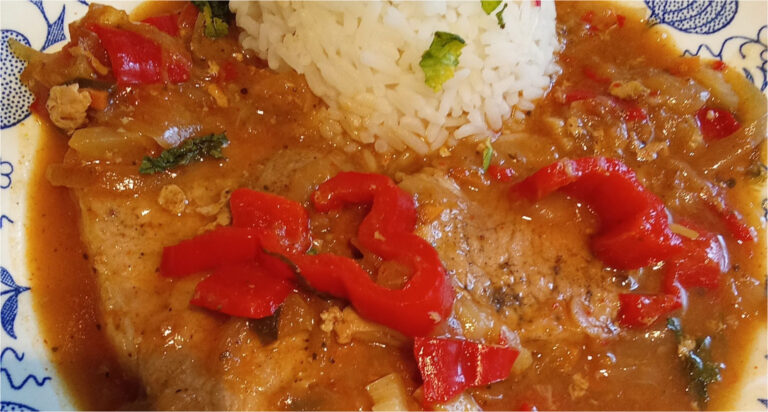 Ehrliche Zigeuner-Schweinebraten mit Tomaten, Knoblauch und Paprika