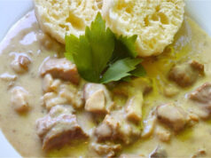 Ehrliche Sahne-Pilzsauce mit Schweinefleisch und hausgemachten Knödeln Ehrliche Sahne-Pilzsauce mit Schweinefleisch und hausgemachten Knödeln