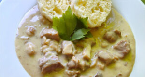 Ehrliche Sahne-Pilzsauce mit Schweinefleisch und hausgemachten Knödeln Ehrliche Sahne-Pilzsauce mit Schweinefleisch und hausgemachten Knödeln