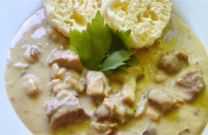 Ehrliche Sahne-Pilzsauce mit Schweinefleisch und hausgemachten Knödeln Ehrliche Sahne-Pilzsauce mit Schweinefleisch und hausgemachten Knödeln