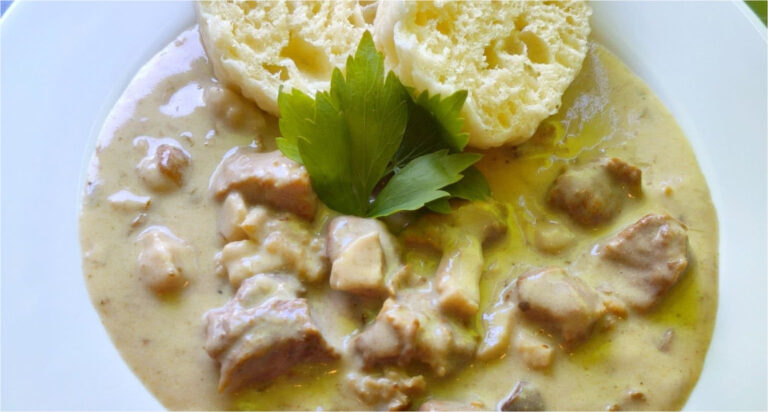 Ehrliche Sahne-Pilzsauce mit Schweinefleisch und hausgemachten Knödeln