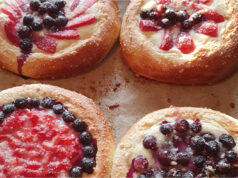 Ehrliche altböhmische Hefegebäcke mit Obst und knusprigem Streusel